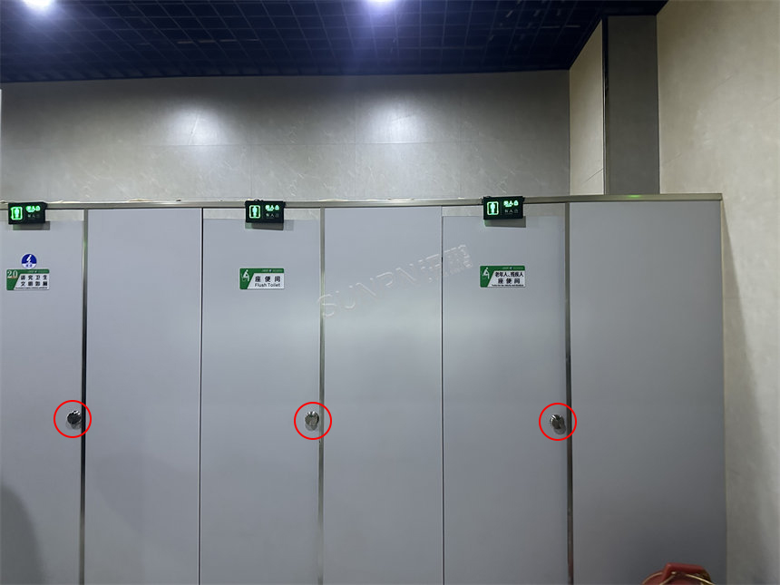 讯鹏科技智慧公厕-智能门锁开关安装