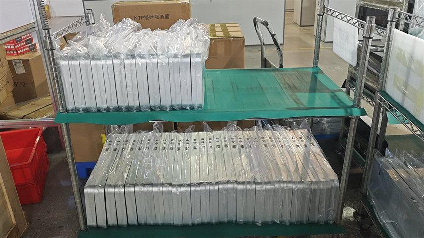 讯鹏科技网络同步时钟生产现场