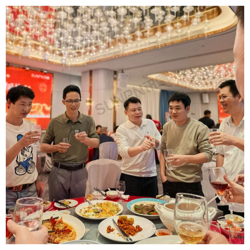 讯鹏瞿总和员工举杯畅饮