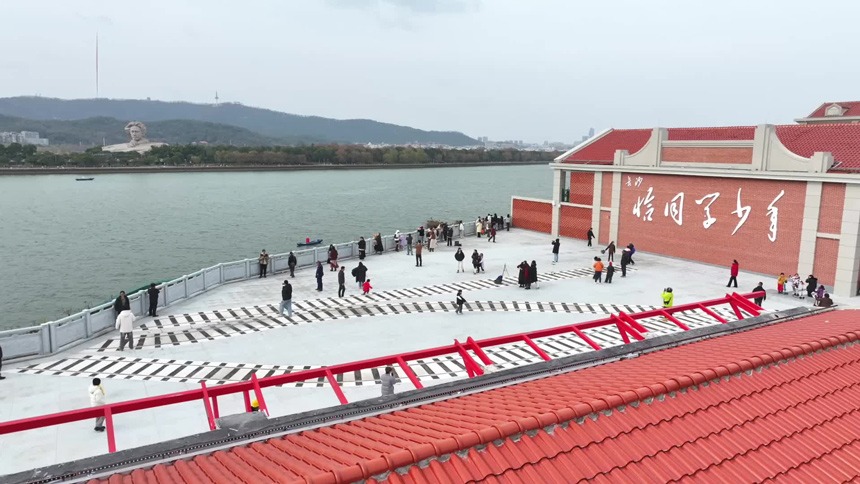 讯鹏科技客流统计系统落地恰同学少年广场