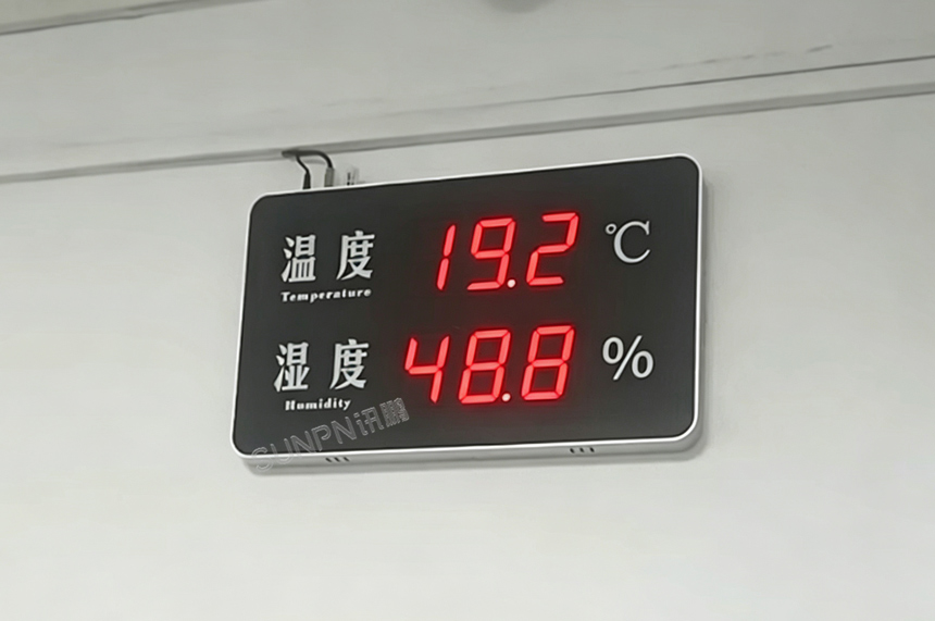 讯鹏科技温湿度监控屏特写